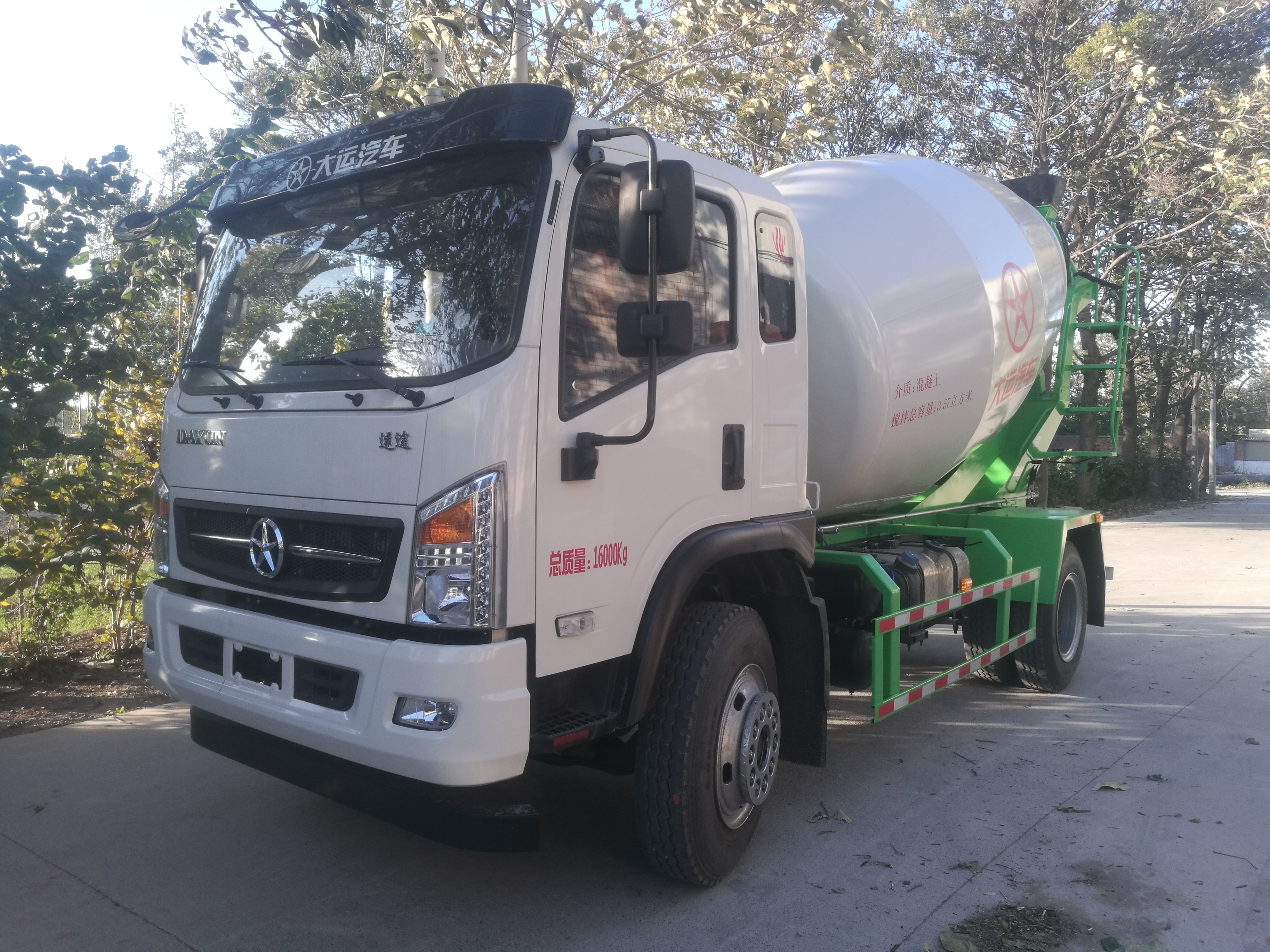 小型混凝土攪拌車的混凝土凝固怎么辦？